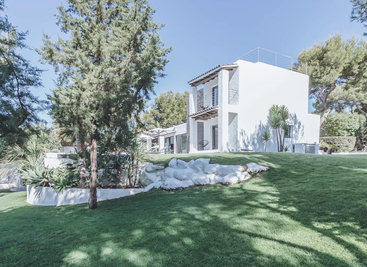 Resa Estates Ibiza can Viv tourist license sale koop grass.jpg